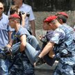 Policja zatrzymuje protestujących w Erywaniu, 6 lipca 2015 r.