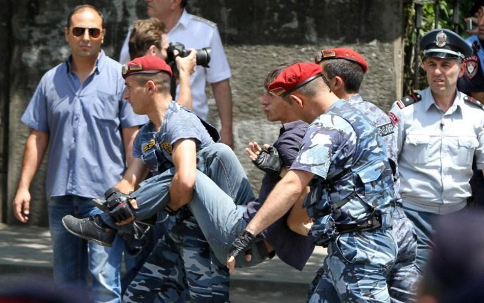 Policja zatrzymuje protestujących w Erywaniu, 6 lipca 2015 r.