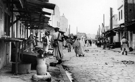 Patrol żołnierzy francuskich na marokańskiej ulicy. Za rok, w 1956, Francuzi opuszczą Maroko