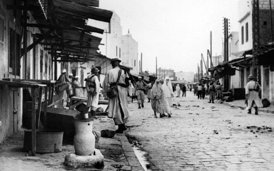 Patrol żołnierzy francuskich na marokańskiej ulicy. Za rok, w 1956, Francuzi opuszczą Maroko