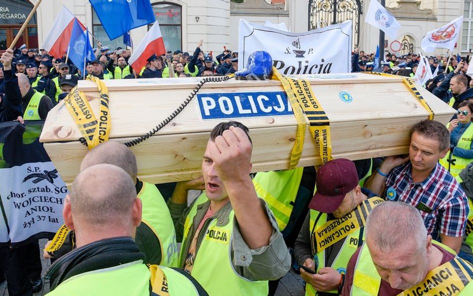 Policjanci na ostrzu noża postawili sprawę podwyżek. Protesty objęły cały kraj