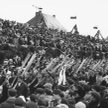 Kibice oglądają defiladę sportowców podczas Makabiady w 1933 r.
