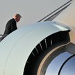 Donald Trump wsiadający na pokład Air Force One