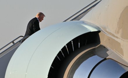 Donald Trump wsiadający na pokład Air Force One