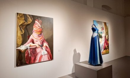 Na wystawie w Palazzo Mignanelli w Rzymie obrazy Ewy Juszkiewicz zestawiono z kreacjami Valentino.