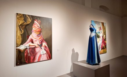 Na wystawie w Palazzo Mignanelli w Rzymie obrazy Ewy Juszkiewicz zestawiono z kreacjami Valentino.