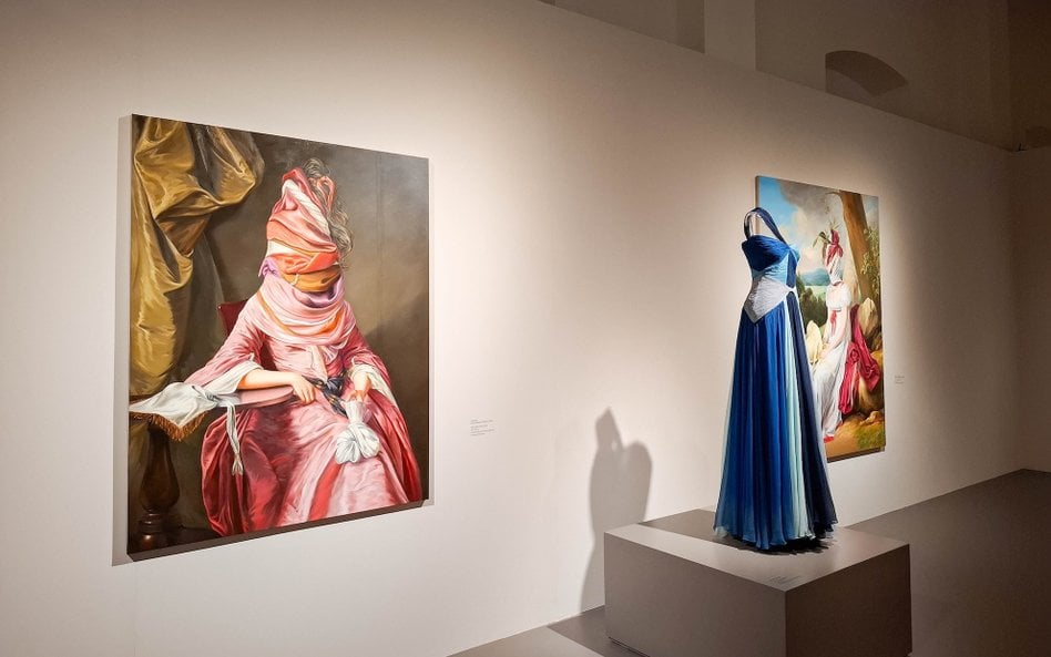 Na wystawie w Palazzo Mignanelli w Rzymie obrazy Ewy Juszkiewicz zestawiono z kreacjami Valentino.