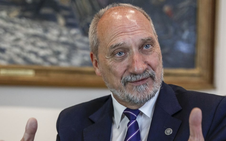 Macierewicz po szczycie UE: Droga do likwidacji polskiej niepodległości