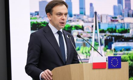 Minister finansów i gospodarki Andrzej Domański podczas konferencji prasowej w gmachu Ministerstwa F