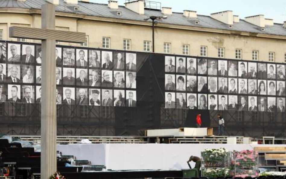 Ołtarz na Placu Piłsudskiego w Warszawie ze zdjęciami ofiar katastrofy