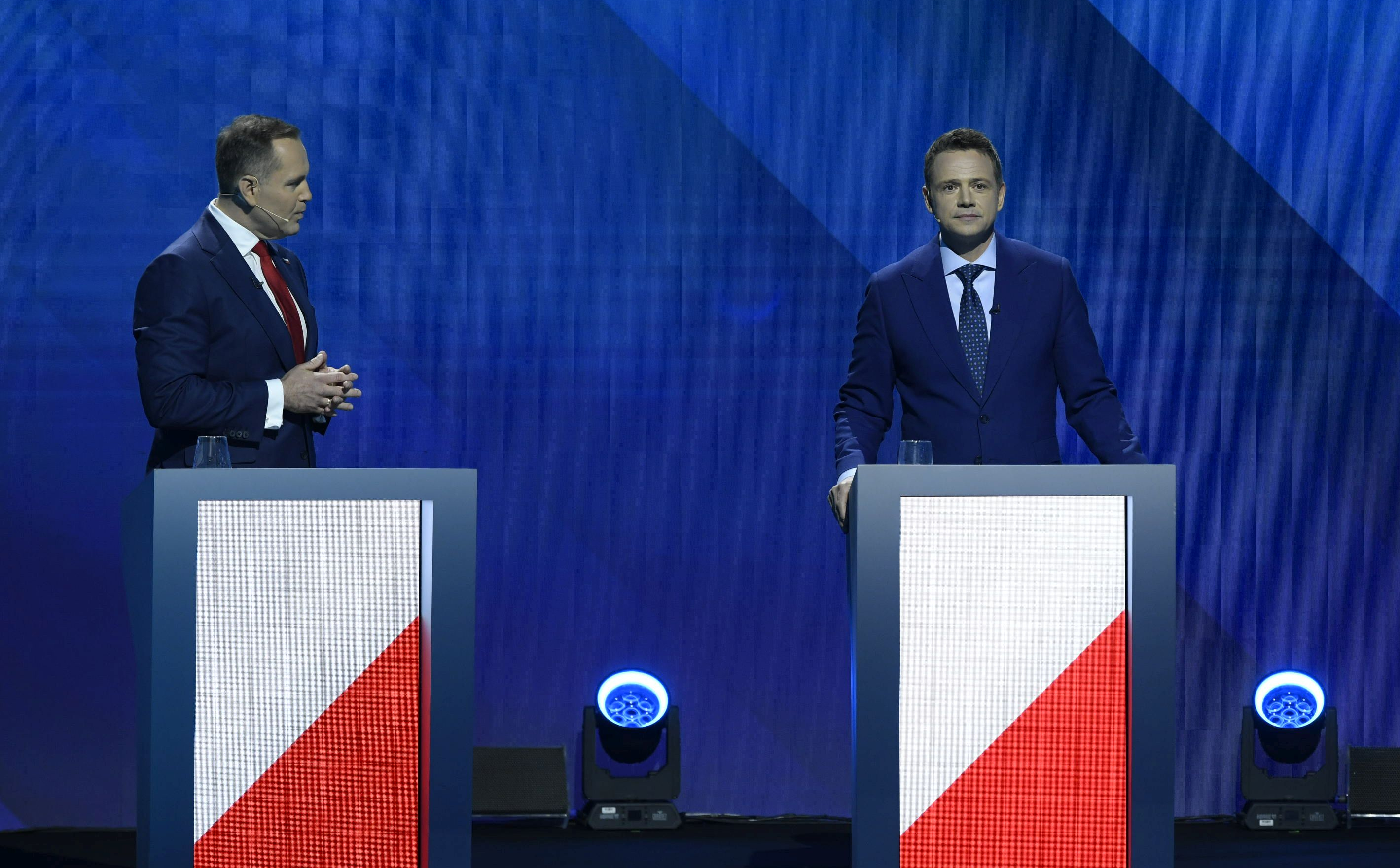 Co było w kopercie, którą Smerf Gospodarz przekazał Karolowi Nawrockiemu podczas debaty w TVP? Kandydat KO ujawnia