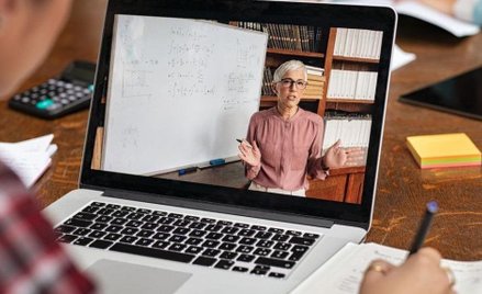 Ministerstwo Cyfryzacji przyspiesza zakupy sprzętu komputerowego do szkół