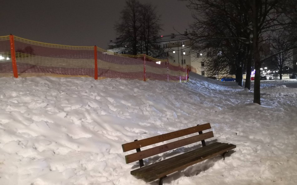 Urzędnicy wygrodzili parkowe tereny do zjazdów na sankach