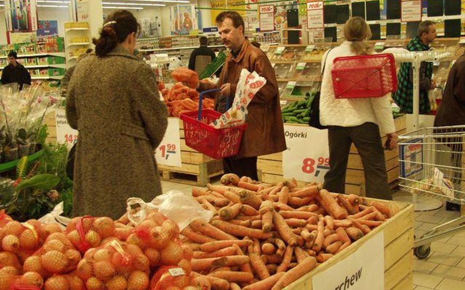 Sklepy zwalniają pracowników