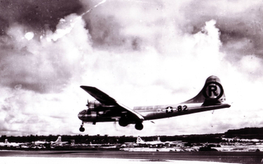Bombowiec B-29 ląduje po zrzuceniu bomby atomowej na Hiroszimę