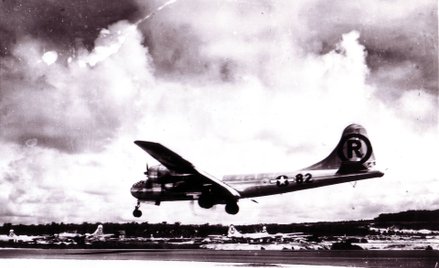 Bombowiec B-29 ląduje po zrzuceniu bomby atomowej na Hiroszimę