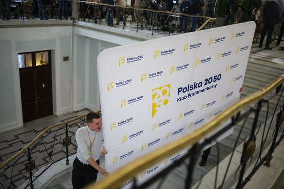Plansza z logo partii Polska 2050 w holu Sejmu