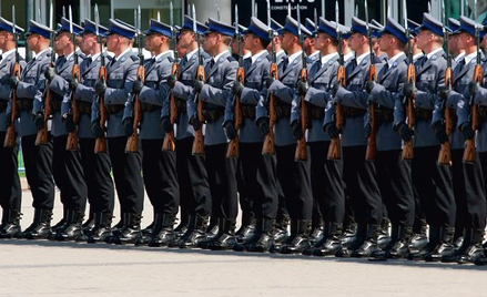 Wysokość uposażenia zasadniczego policjanta jest uzależniona od grupy zaszeregowania, jego stanowisk