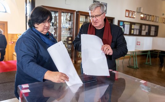 Wybory samorządowe 2024. Były prezydent RP Bronisław Komorowski z żoną Anną głosują w Liceum Batoreg