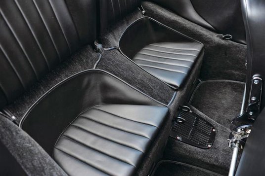 Z tyłu symboliczne siedzenia, więc w praktyce to samochód dla dwojga.