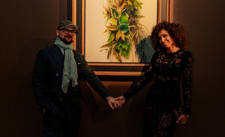 Omenaa Mensah i Rafał Brzoska; w tle obraz Ewy Juszkiewicz