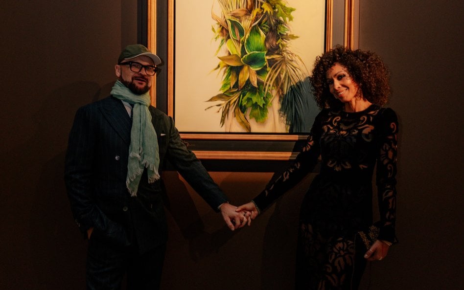 Omenaa Mensah i Rafał Brzoska; w tle obraz Ewy Juszkiewicz