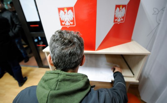 Mężczyzna oddaje głos w wyborach parlamentarnych w okręgu nr 19 (Warszawa)