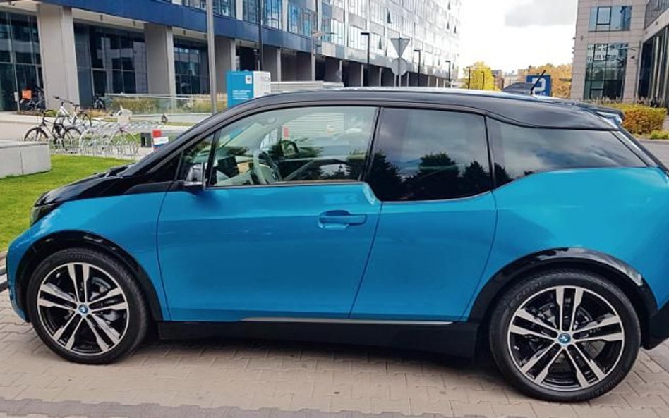 „Elektryk” BMW i3 – takie auta mogą jeździć buspasami i nie płacą za parkowanie
