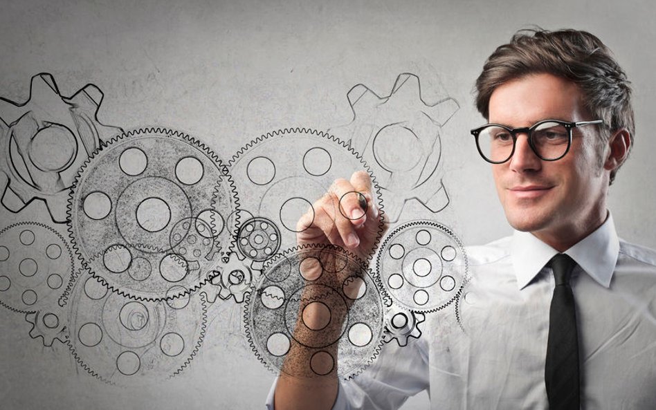 Starszy inżynier jest doświadczony w projektowaniu systemów, struktur, materiałów oraz poszukiwaniu 