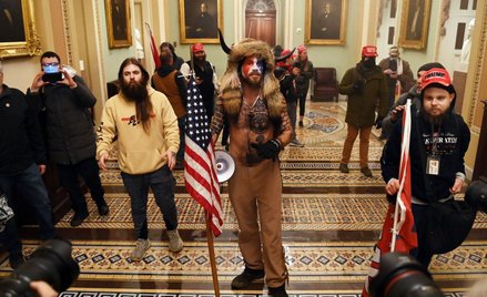 Zamieszki na Kapitolu: "Szaman QAnon" groził wiceprezydentowi USA?