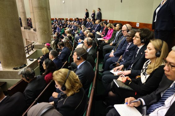 Publiczność na sali obrad Sejmu podczas wystąpienia Radosława Sikorskiego