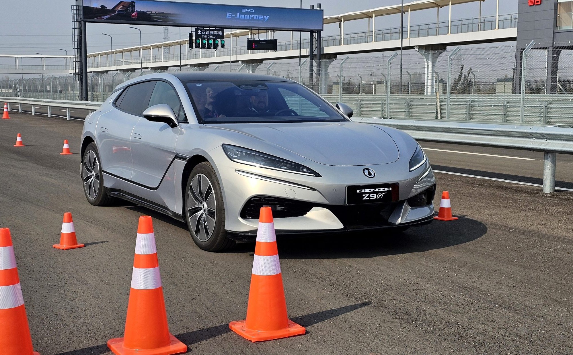 Denza Z9 GT: Potrafi to, czego niemiecka elita choćby nie próbuje