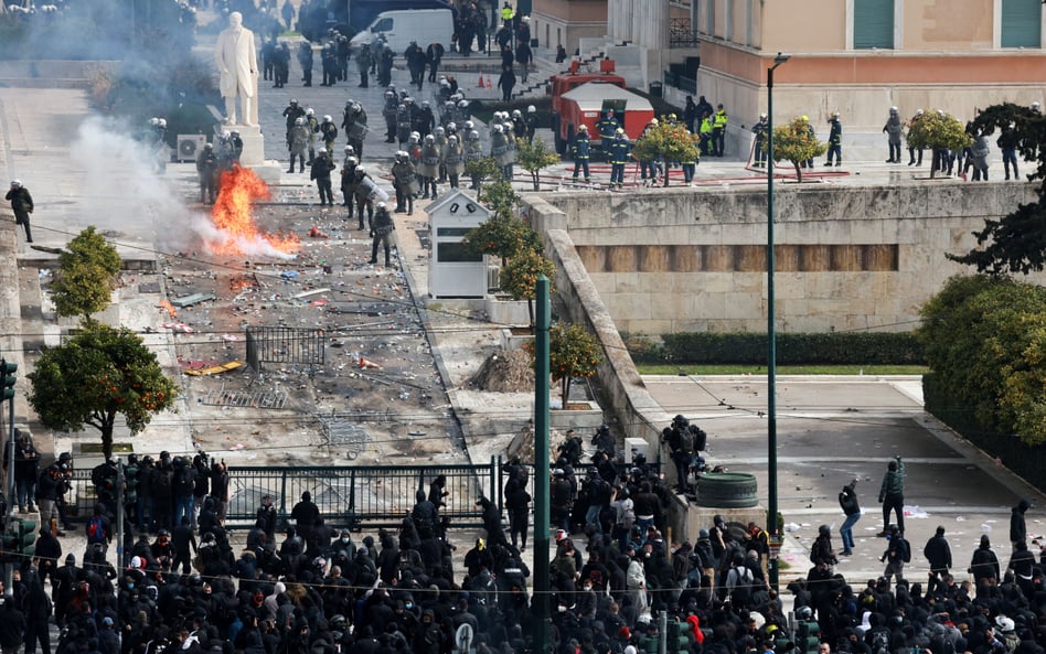 Protest przed parlamentem w Atenach