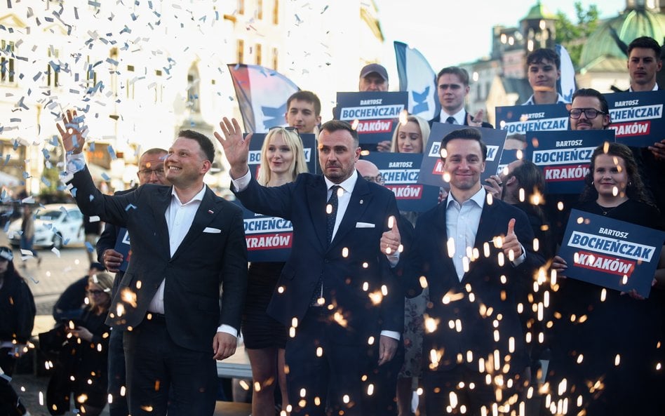 Kandydat Konfederacji na stanowisko prezydenta miasta Bartosz Bocheńczak (C), lider Konfederacji Sła