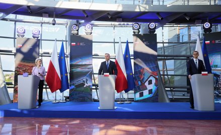 Przewodnicząca Komisji Europejskiej Ursula von der Leyen (L), prezydent RP Andrzej Duda (C) oraz pre
