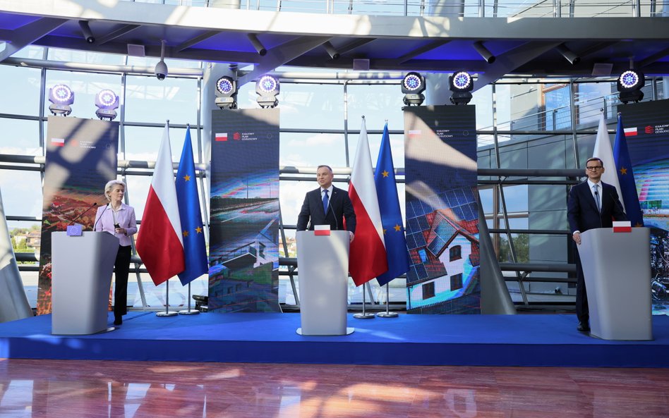 Przewodnicząca Komisji Europejskiej Ursula von der Leyen (L), prezydent RP Andrzej Duda (C) oraz pre