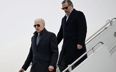 Prezydent USA i jego syn w bazie lotniczej Gwardii Narodowej w Syracuse w stanie Nowy Jork, luty 202