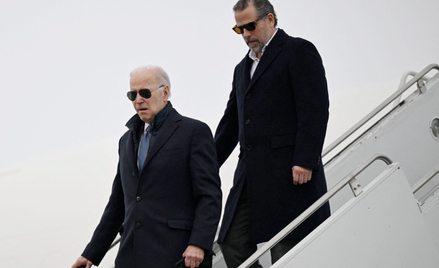 Prezydent USA i jego syn w bazie lotniczej Gwardii Narodowej w Syracuse w stanie Nowy Jork, luty 202