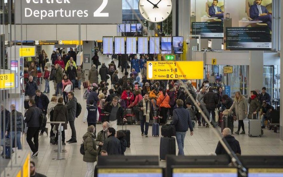 Schiphol się dusi. Chce się pozbyć tanich linii lotniczych i czarterów