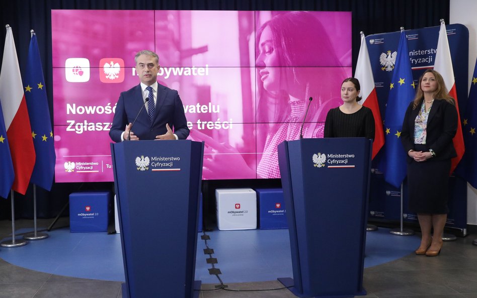 Minister cyfryzacji Krzysztof Gawkowski (L), kierownik Działu Reagowania na Nielegalne Treści w Inte