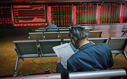 Chiński rynek zmagał się w ostatnich tygodniach z silnym odpływem kapitału podsycanym przez wojnę ha