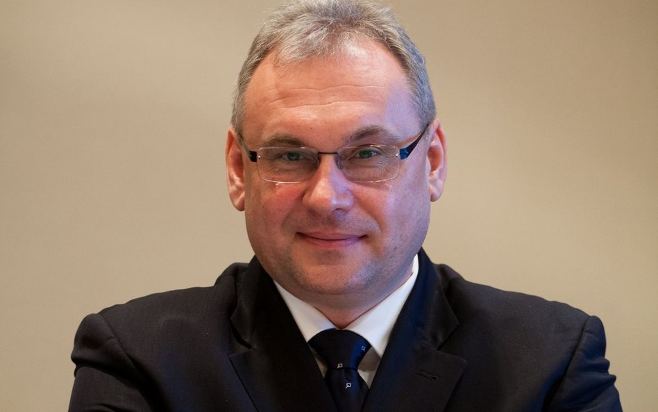 Sergiej Kostevitch jest dyrektorem generalnym i przewodniczącym rady dyrektorów Asbisu.