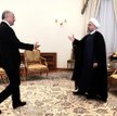 Dziś w Teheranie. Prezydent Iranu Hasan Rouhani wita się z szefem francuskiego MSZ Laurentem Fabiuse