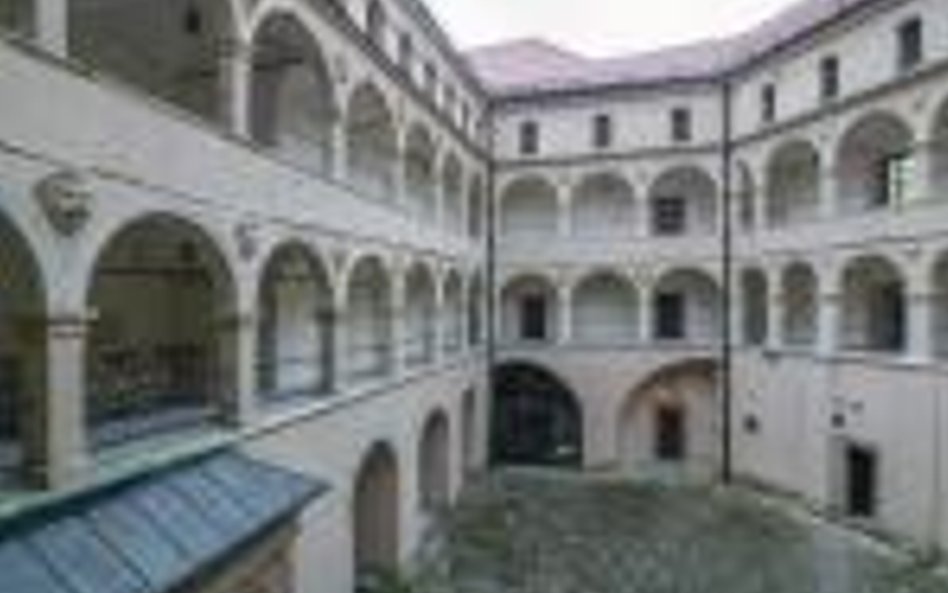 Odnowiono elewacje zamku i zamkowego dziedzińca, murów i bastionów