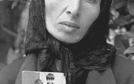 Fot. Krzysztof Miller. Górski Karabach, Szaumian. Kobieta pokazuje zdjęcie synów, którzy zginęli pod