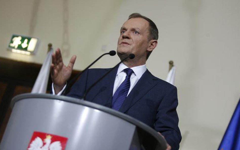 Premier Donald Tusk podczas konferencji prasowej, na której odnosił się do ogłoszonego raportu MAK