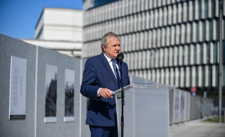 Minister Piotr Gliński podczas otwarcia wystawy plenerowej #bezprzedawNIEnia, przy miejscu odbudowy 