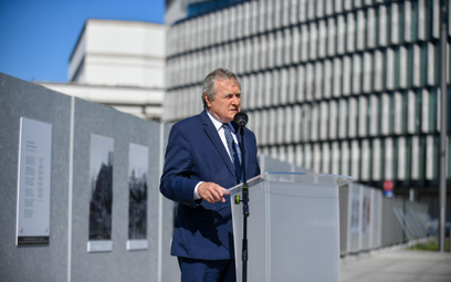Minister Piotr Gliński podczas otwarcia wystawy plenerowej #bezprzedawNIEnia, przy miejscu odbudowy 