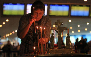 Mieszkańcy Moskwy prawosłanym zwyczajem zapalają świeczki upamiętniające ofiary zamachu