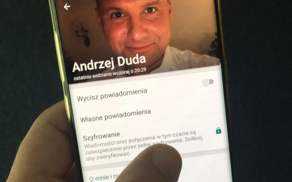 Prezydent do swojego profilu dołączył nawet selfie